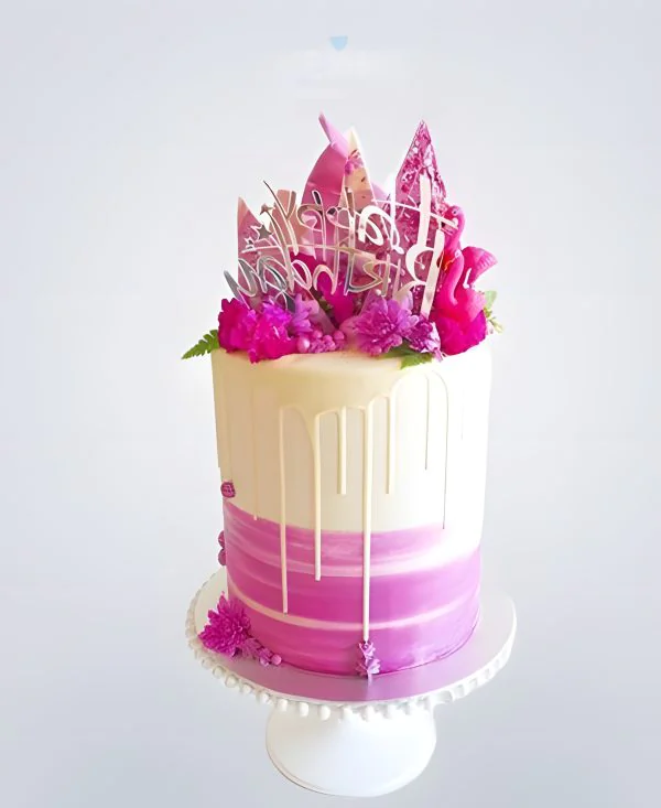 Бело-розовый торт с надписью и красными живыми цветами Бело-розовый торт с надписью и красными живыми цветами Фото