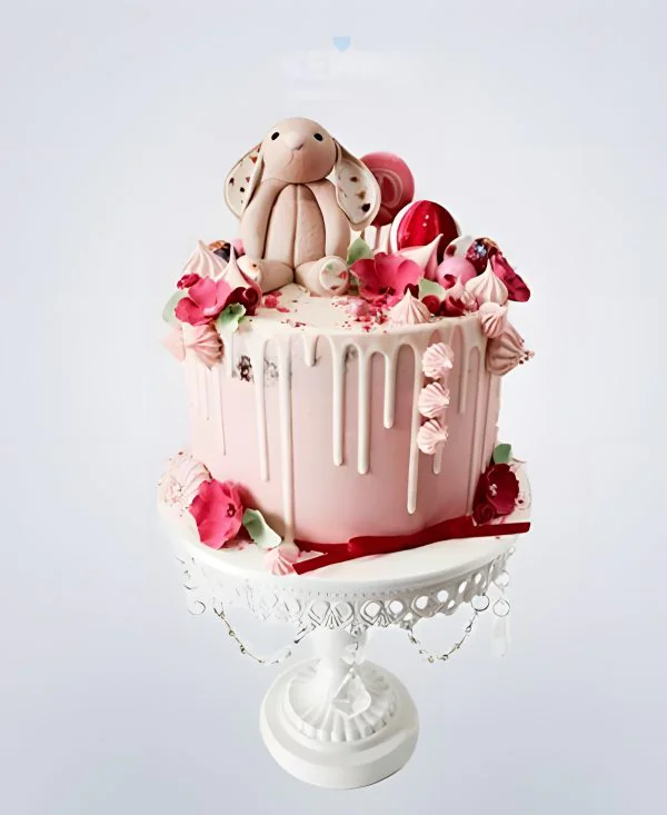 Розовый торт с зайцем и сладостями Розовый торт с зайцем и сладостями Фото