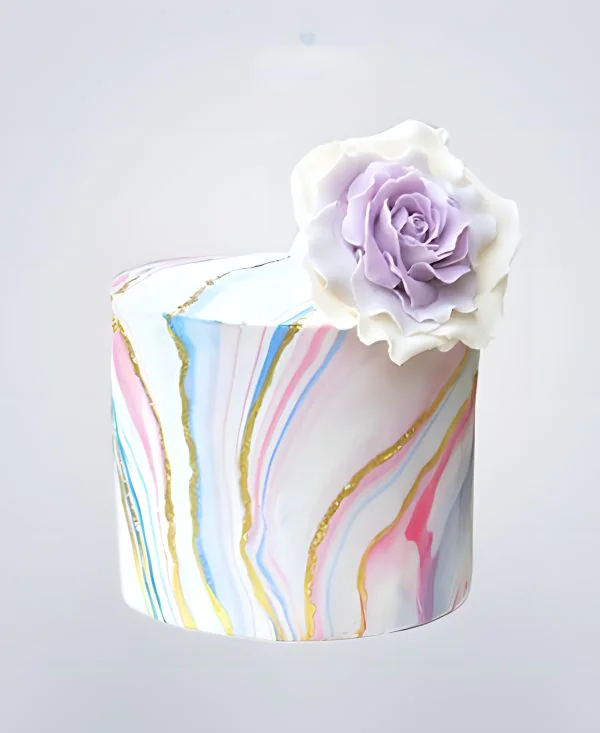 Торт с бело-сиреневым цветком Торт с бело-сиреневым цветком Фото