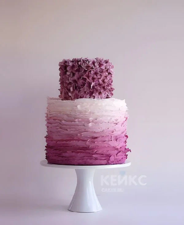 Торт омбре с рюшами и цветами Торт омбре с рюшами и цветами Фото