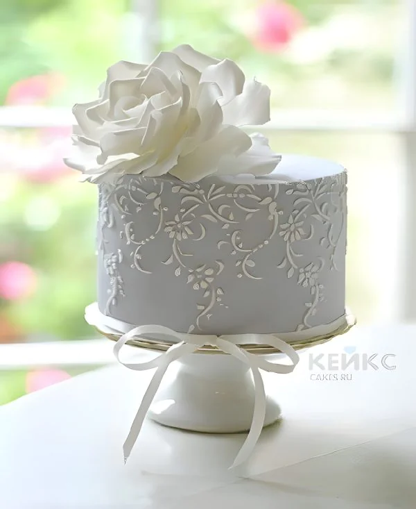 Торт белый с цветком и узорами Торт белый с цветком и узорами Фото