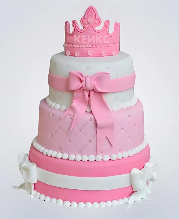 Торт с бантами и короной на верхушке Торт с бантами и короной на верхушке Фото