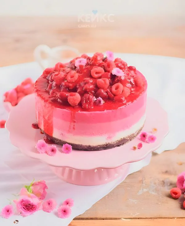 Торт с ягодами и цветами для диабетиков Фото