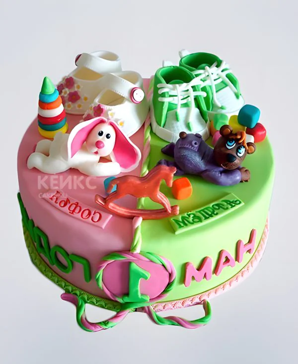 Розово-зеленый торт с тапочками и игрушками Фото