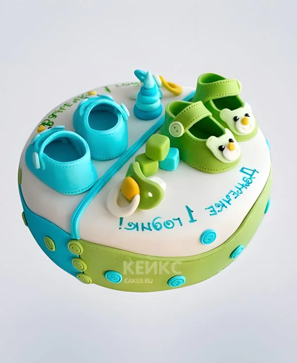 Белый торт с голубыми и зелеными тапочками Белый торт с голубыми и зелеными тапочками Фото