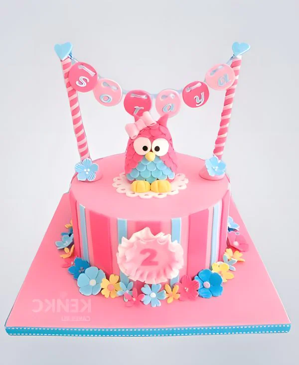 Торт с совушкой и разноцветной гирляндой Торт с совушкой и разноцветной гирляндой Фото