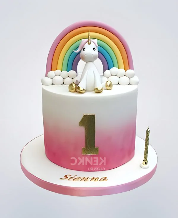 Милый торт с единорогом и золотой цифрой 1 Фото