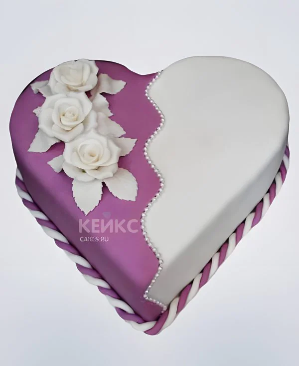 Бело-фиолетовый торт в виде сердца Бело-фиолетовый торт в виде сердца Фото