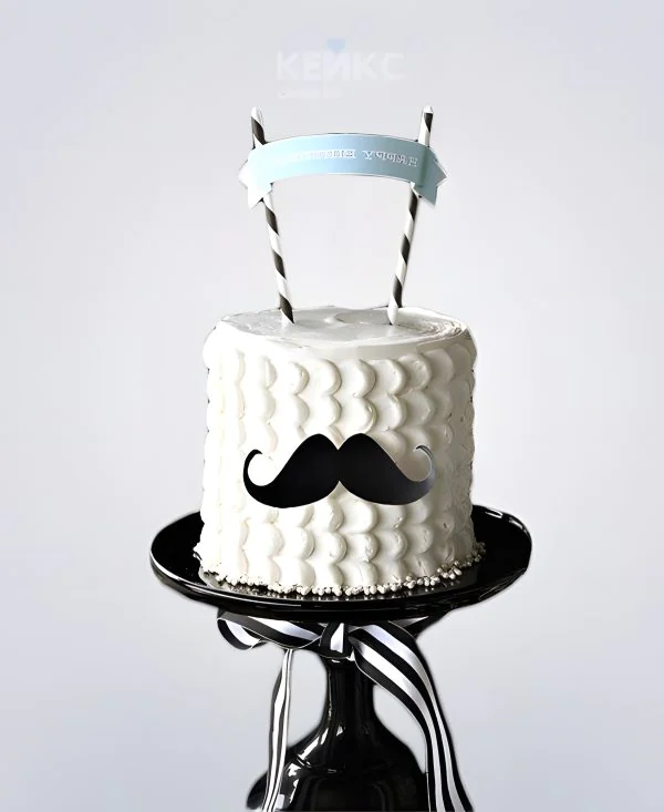 Торт белого цвета с усами и гирляндой Торт белого цвета с усами и гирляндой Фото