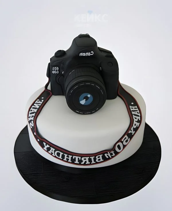 Торт в виде фотоаппарата с надписью на ремне Торт в виде фотоаппарата с надписью на ремне Фото
