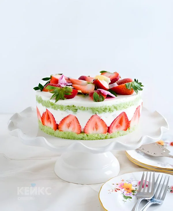 Французский торт фрезье с дольками клубники Фото
