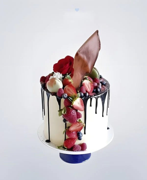 Белый фруктовый торт на день рождения Фото