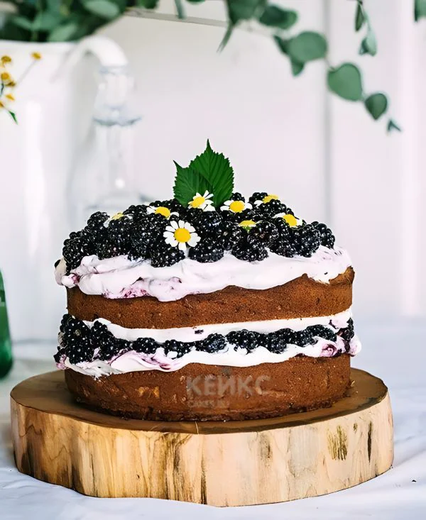 Фруктовый торт с ягодами ежевики и ромашками Фото