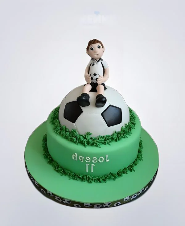 Торт в виде футбольного мяча и поля с футболистом Торт в виде футбольного мяча и поля с футболистом Фото