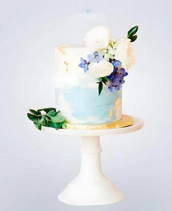 Голубой торт с разными цветами Голубой торт с разными цветами Фото