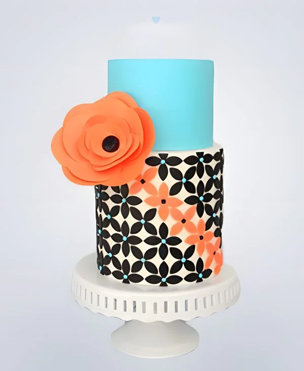 Голубой торт с узорами и цветком Голубой торт с узорами и цветком Фото