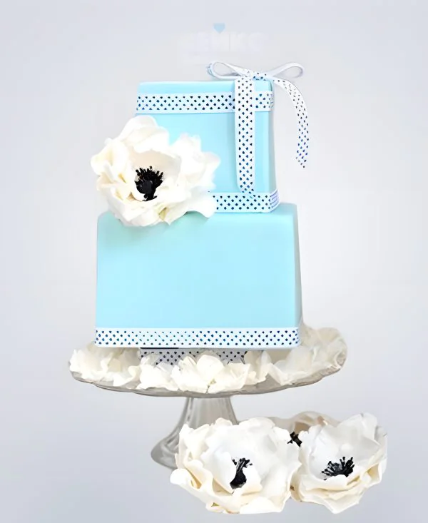 Голубой торт с бантиком и белыми цветами Голубой торт с бантиком и белыми цветами Фото