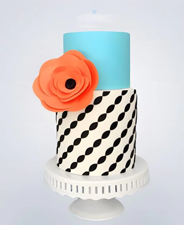 Бело-голубой торт с черным узором Бело-голубой торт с черным узором Фото