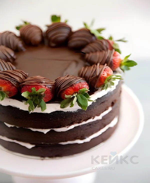 Торт с открытыми шоколадными коржами и клубникой Фото