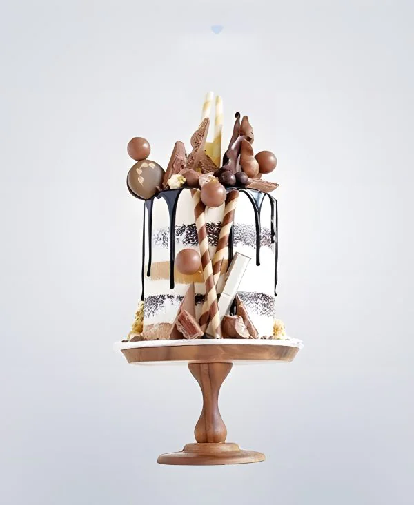 Небольшой торт без мастики с шоколадной глазурью и сладостями Небольшой торт без мастики с шоколадной глазурью и сладостями Фото