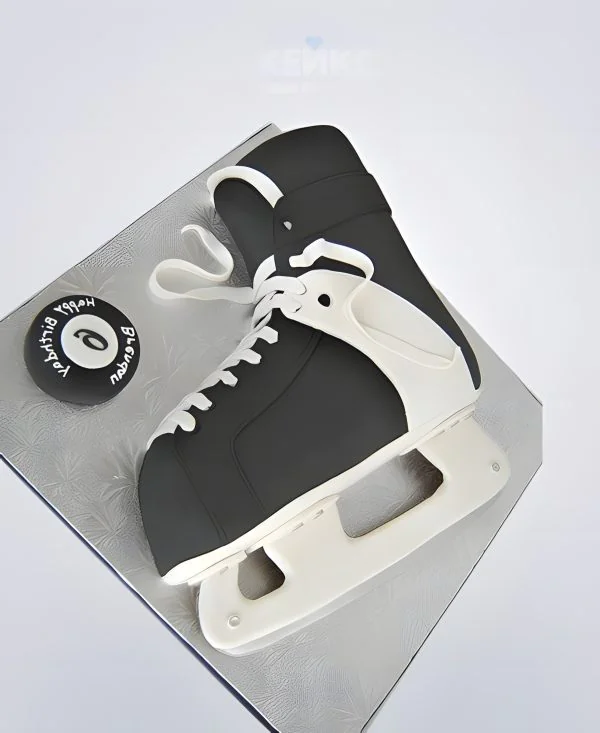 Торт в виде хоккейного конька Фото