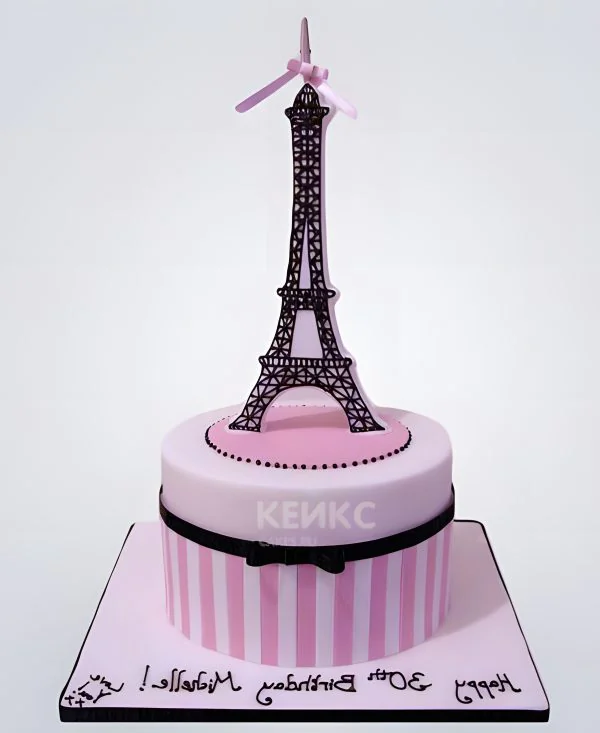 Торт с фиолетовой башней и узорами Торт с фиолетовой башней и узорами Фото