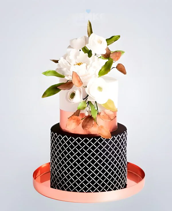 Эксклюзивный торт черно-белый с цветами на день рождения Фото