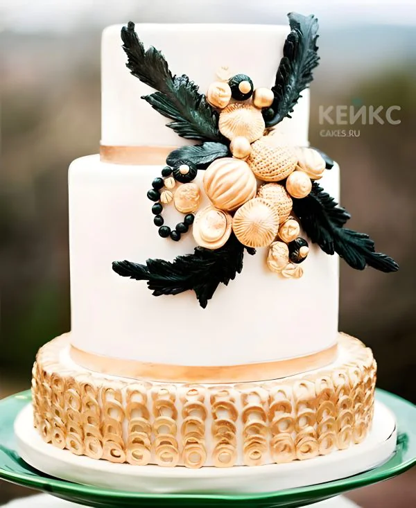 Эксклюзивный торт с черно-золотыми украшениями на праздник Эксклюзивный торт с черно-золотыми украшениями на праздник Фото