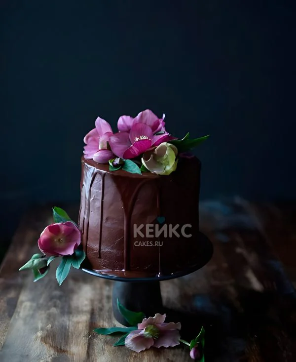 Торт коричневый с шоколадом и цветами Фото