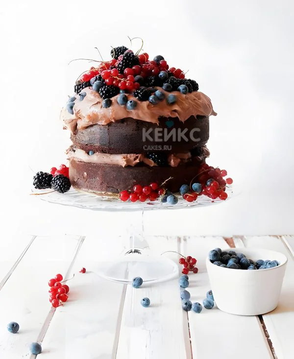Торт коричневый без мастики с ягодным ассорти Фото