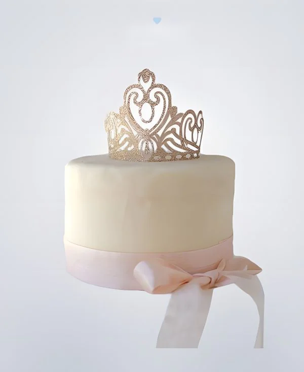 Розовый торт украшенный короной и бантом Фото