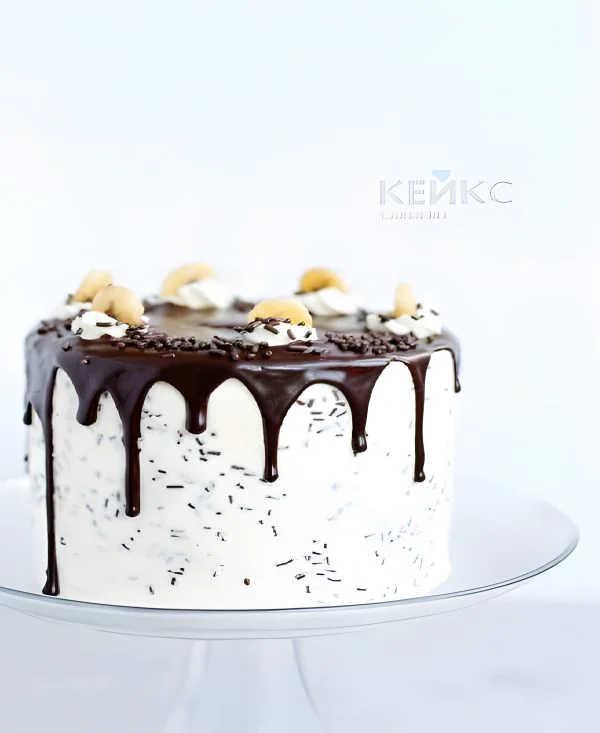 Белый торт с шоколадной глазурью Фото