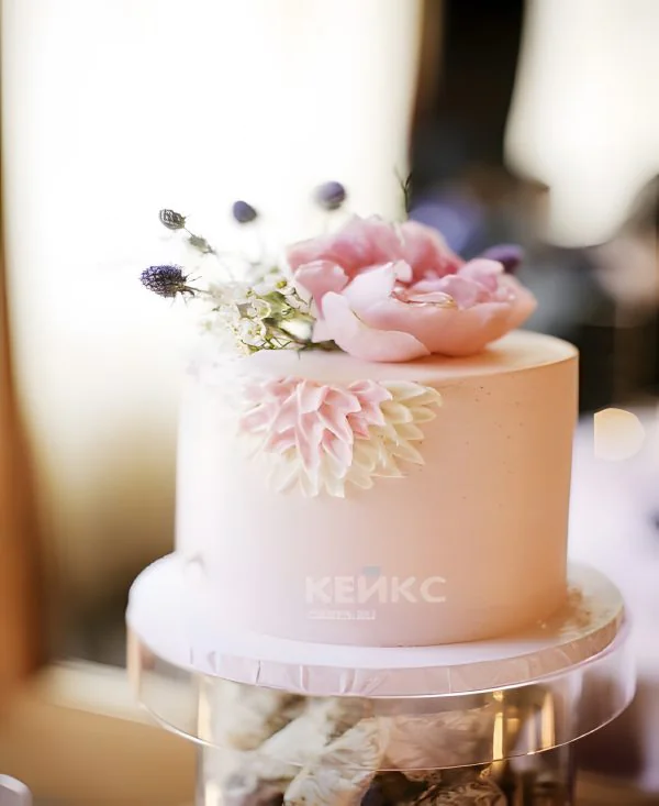 Розовый торт украшенный пионами Розовый торт украшенный пионами Фото