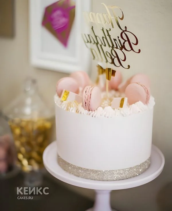 Нежно-розовый торт с блестками и макарунами Нежно-розовый торт с блестками и макарунами Фото