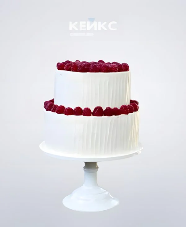 Белый двухъярусный торт со свежей малиной Фото