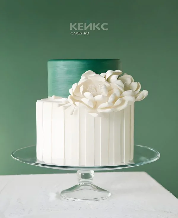 Бело-зеленый двухъярусный торт с цветком Бело-зеленый двухъярусный торт с цветком Фото