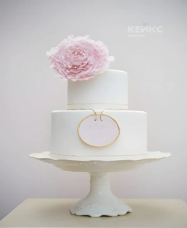Двухъярусный торт с большим розовым цветком Фото