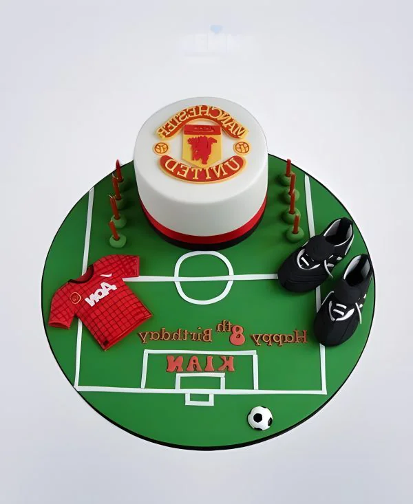 Торт в виде футбольного поля с эмблемой Манчестер Юнайтед Торт в виде футбольного поля с эмблемой Манчестер Юнайтед Фото