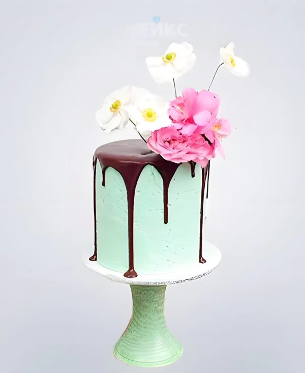 Мятный торт с шоколадными подтёками и цветами Фото