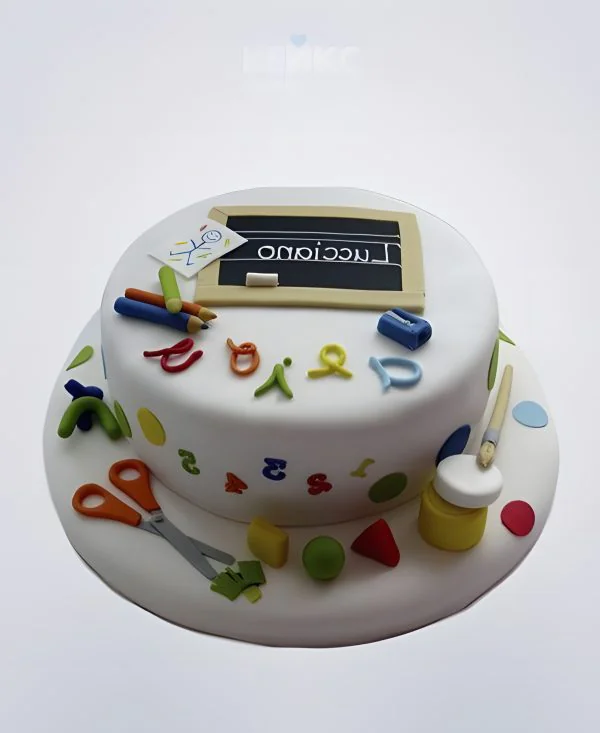 Торт на 1 сентября со школьными принадлежностями Фото