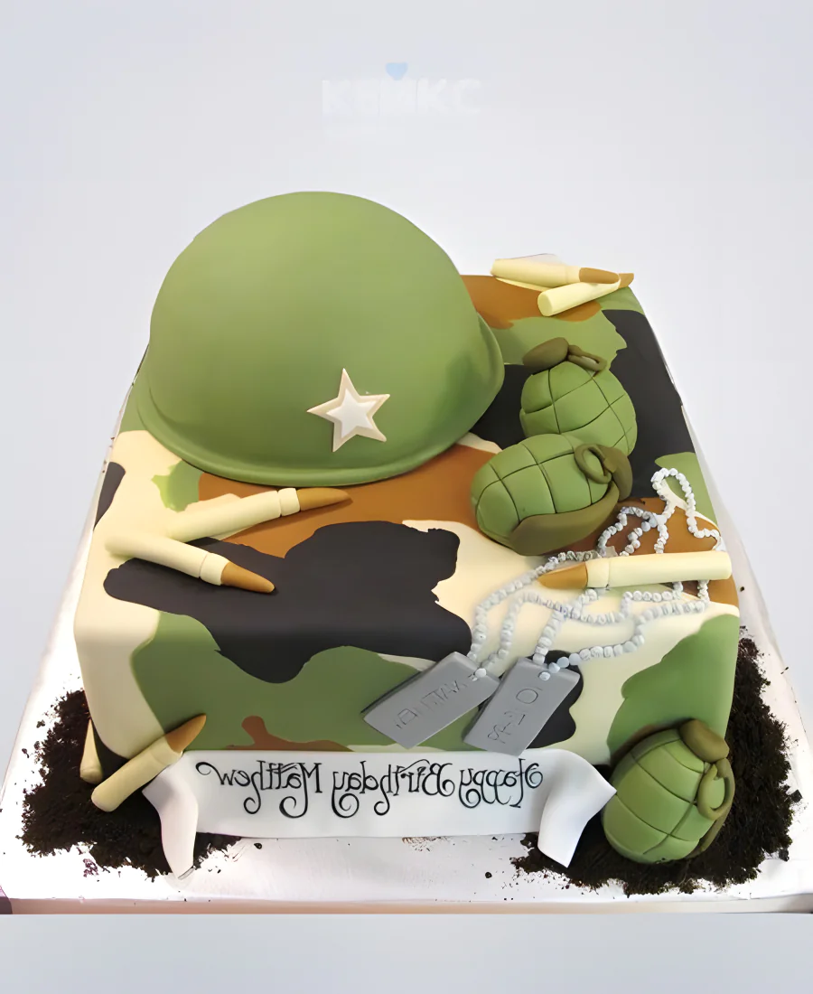 Квадратный торт на 23 февраля с каской и патронами Квадратный торт на 23 февраля с каской и патронами Фото