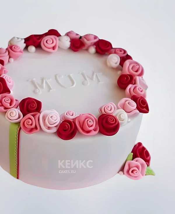 Торт на 8 марта с кремовыми розами для мамы Торт на 8 марта с кремовыми розами для мамы Фото