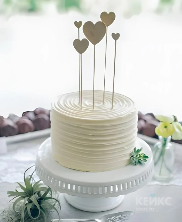 Недорогой кремовый торт с белыми сердцами на день рождения Недорогой кремовый торт с белыми сердцами на день рождения Фото