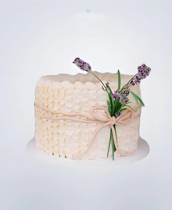 Недорогой торт с оборками и живыми цветами на день рождения Фото