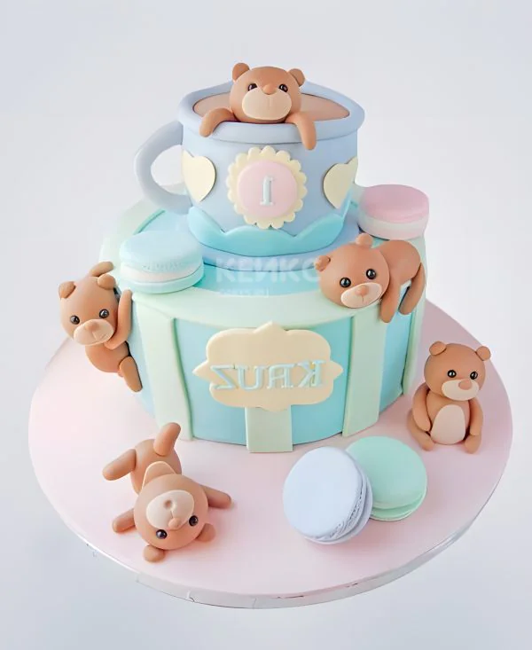 Торт с макарунс и медведями Торт с макарунс и медведями Фото