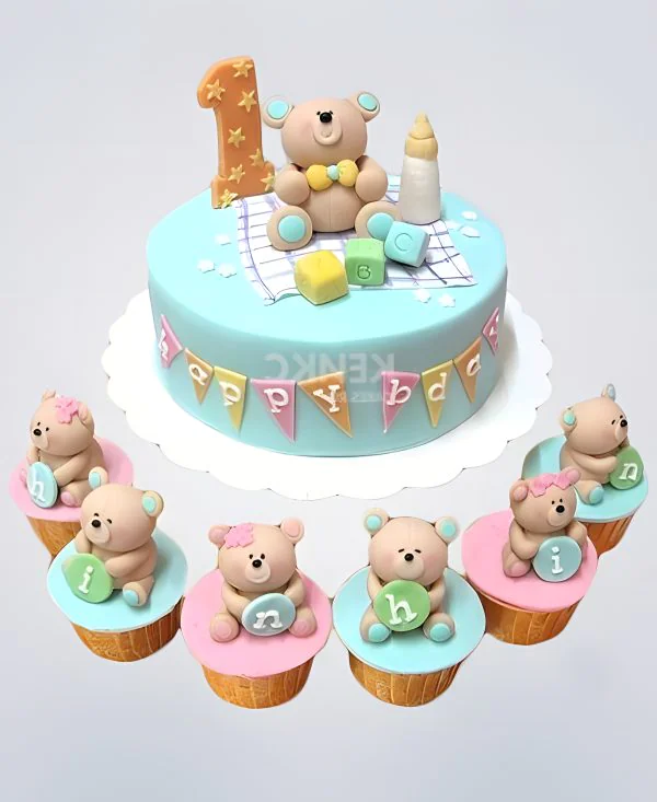Торт на годик с маленькими кексами и медведями Фото