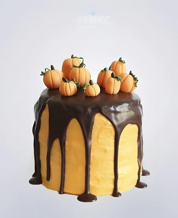 Торт на Хэллоуин с глазурью и тыквами Торт на Хэллоуин с глазурью и тыквами Фото