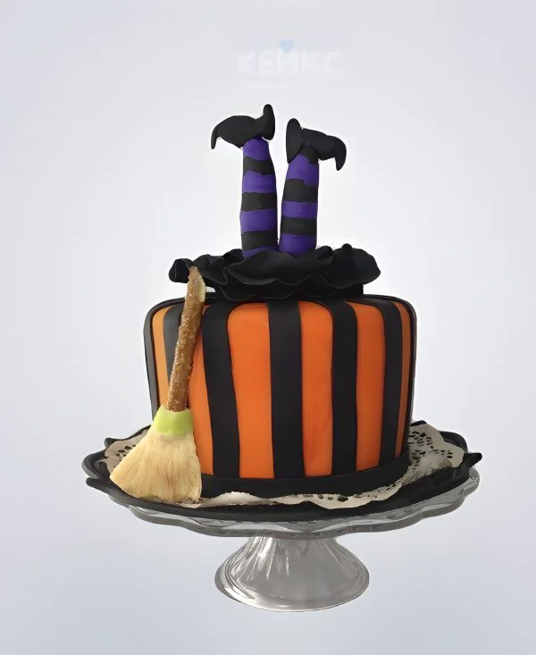 Забавный полосатый торт на Хэллоуин ножки ведьмы Забавный полосатый торт на Хэллоуин ножки ведьмы Фото