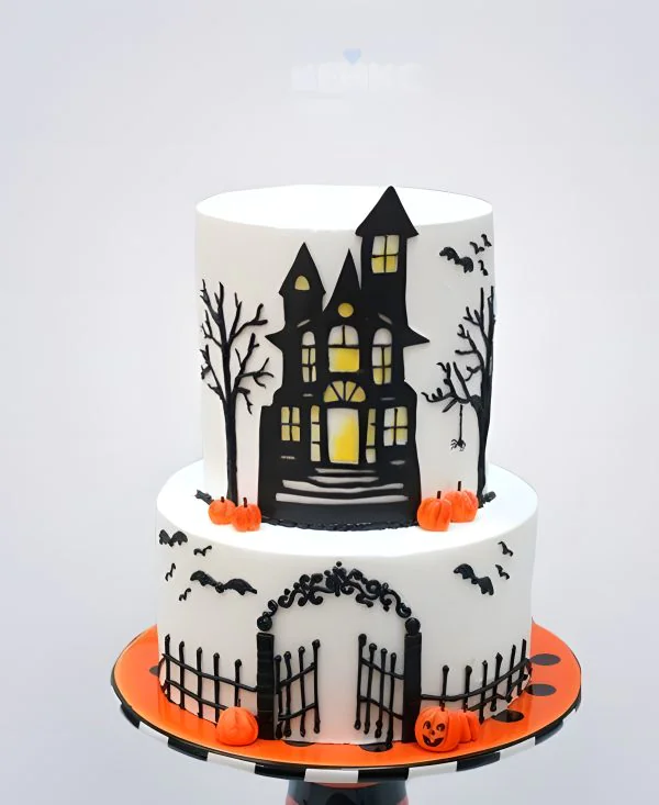 Праздничный торт на Хэллоуин с прорисованным замком Праздничный торт на Хэллоуин с прорисованным замком Фото
