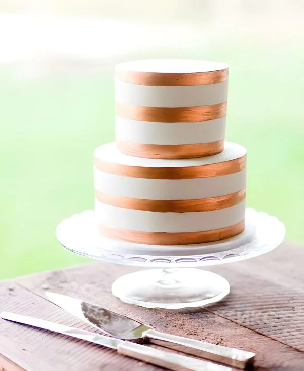 Двухъярусный белый торт с золотыми вставками Фото